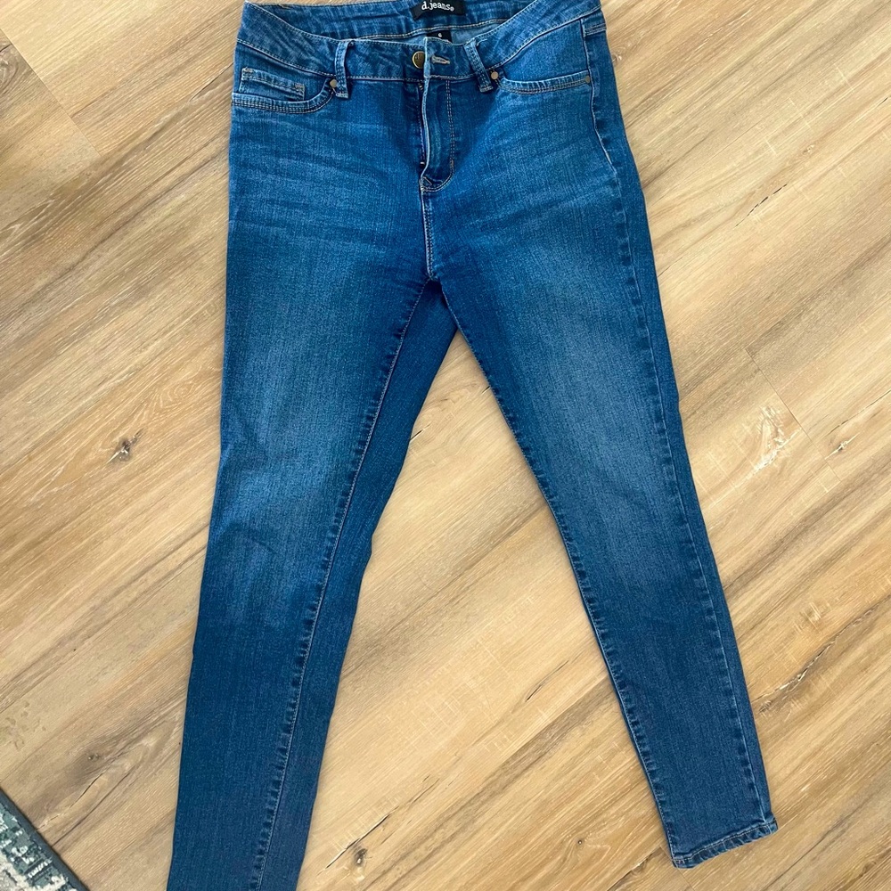 d. Jeans size 6